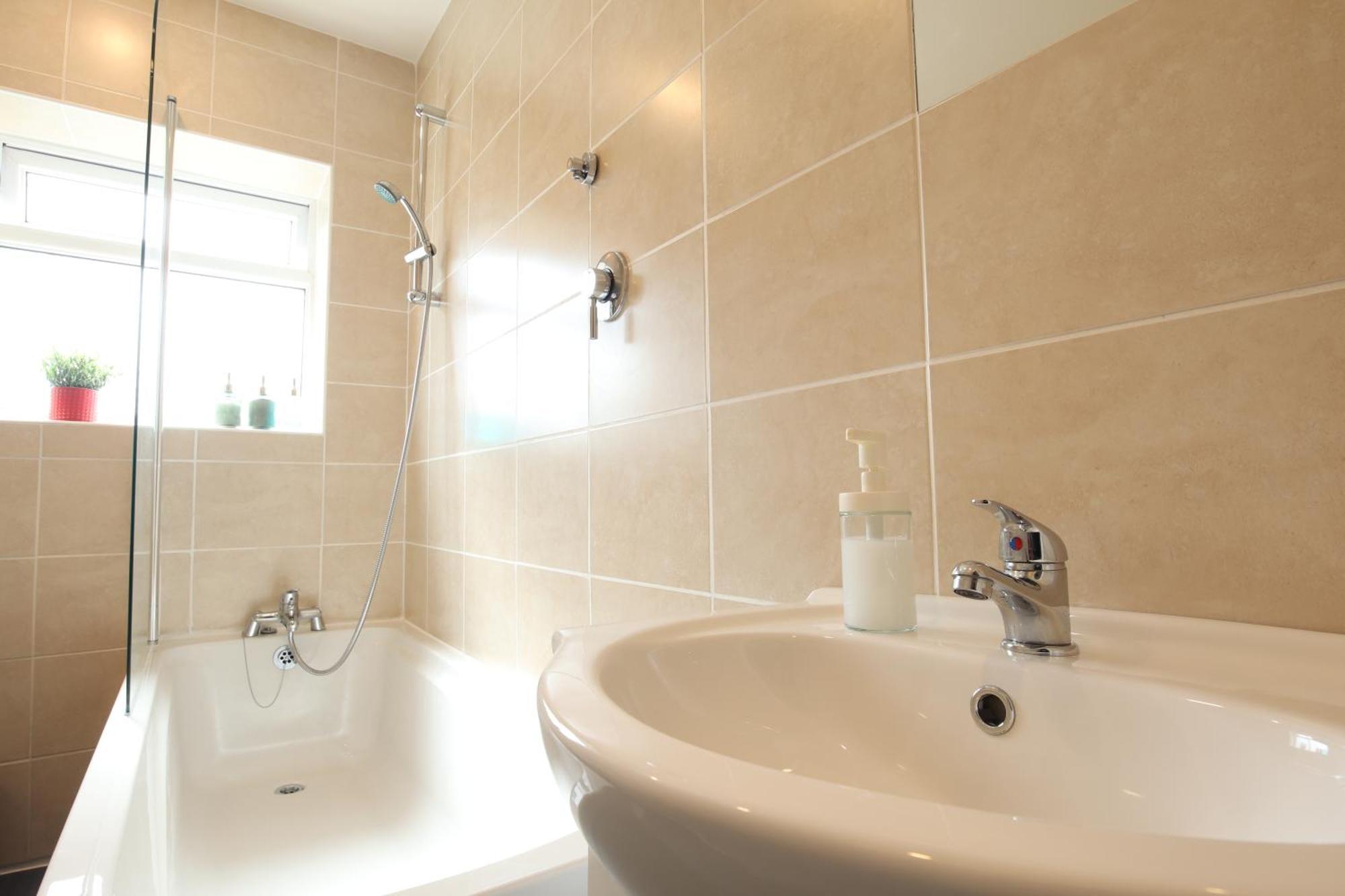 2-Bedroom, Free Parking, High Speed Wi-Fi, Swinton Manchester Bagian luar foto