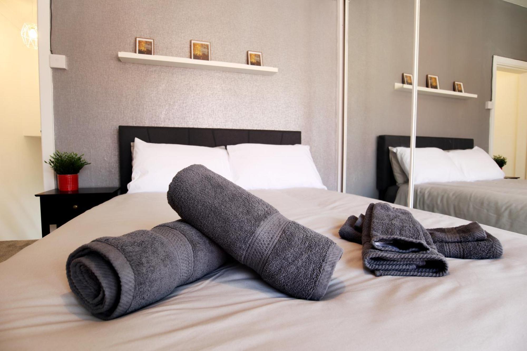 2-Bedroom, Free Parking, High Speed Wi-Fi, Swinton Manchester Bagian luar foto